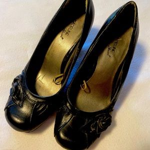 Black pumps